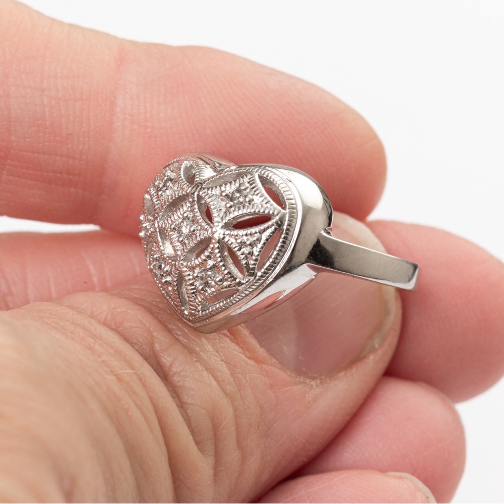 Heart shaped concave ring filigree, etching & small diamonds & sterling silver 8 - Picture 15 of 16